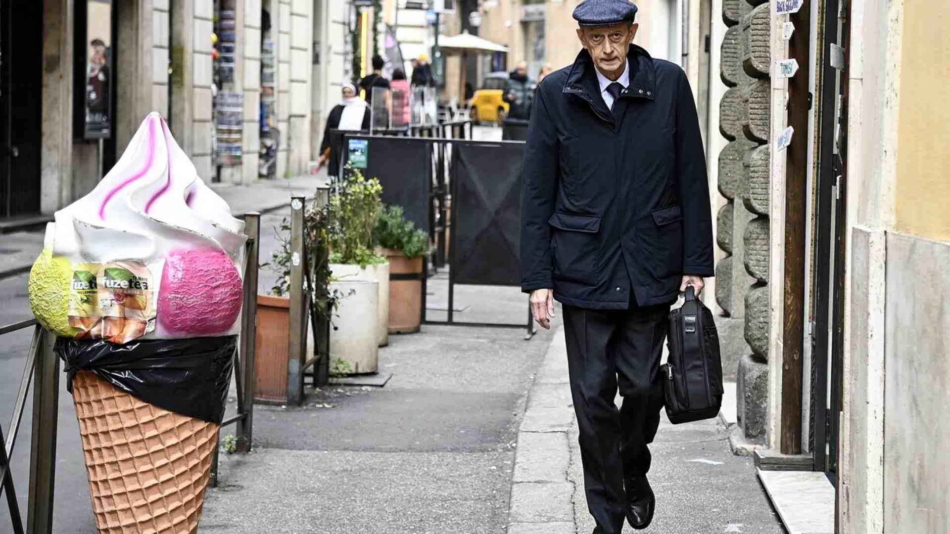 Del diritto al taccheggio nel mercatino dei falsi ricchi di un aeroporto