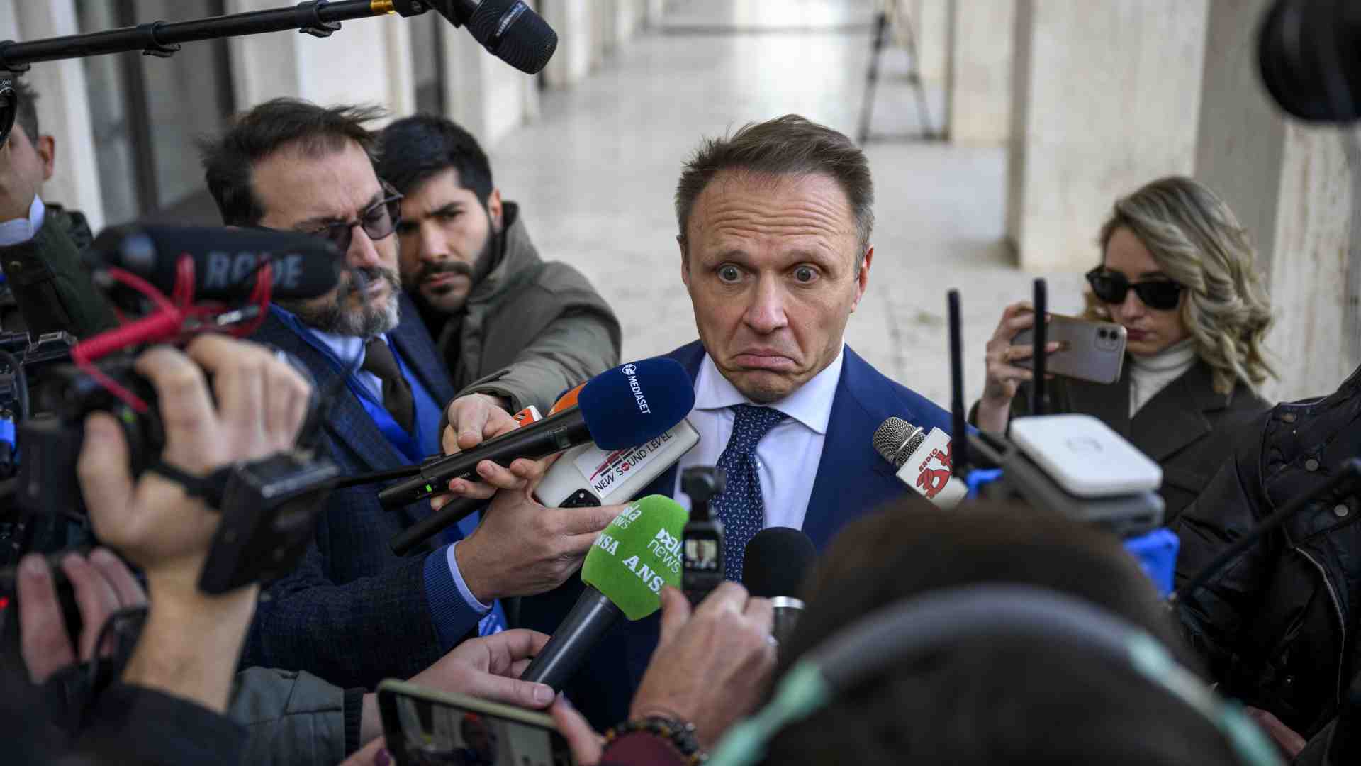 "L'uomo è l'unico essere senziente". Perché l'ennesima trovata del ministro Lollobrigida è una fake news