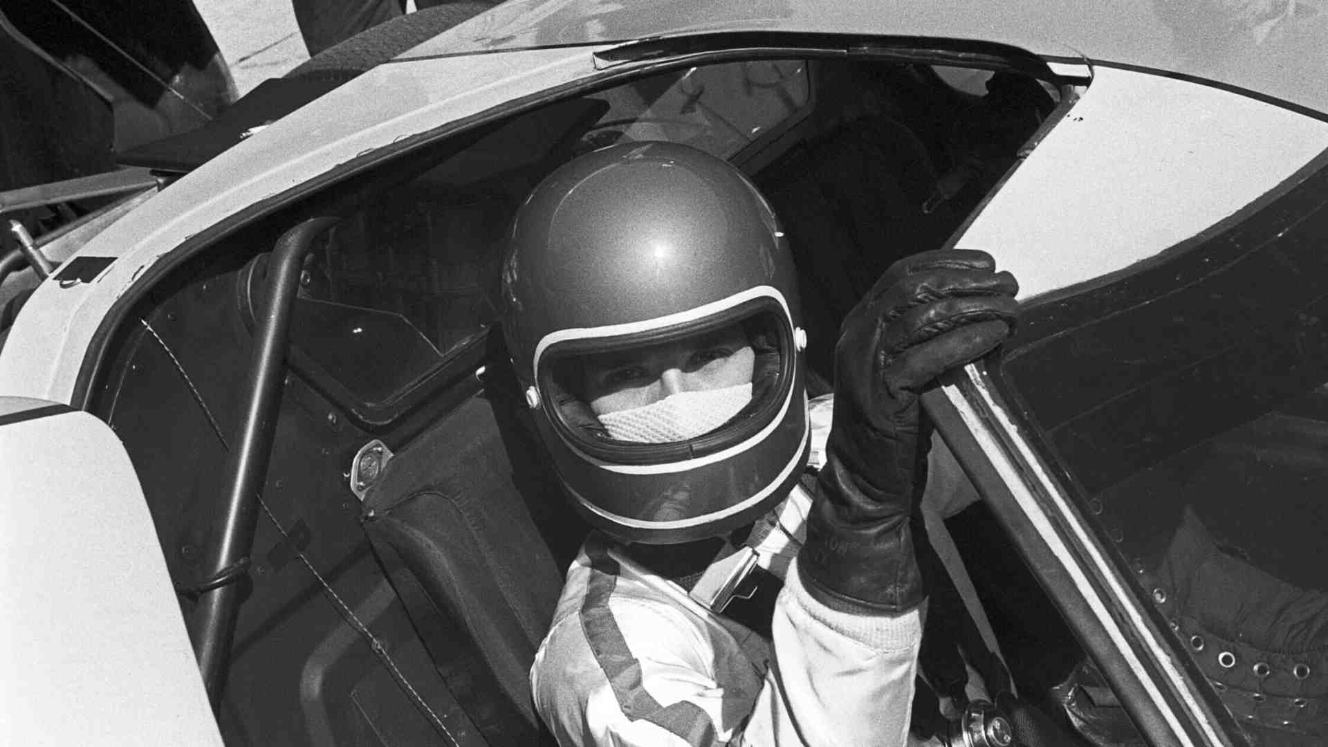 Contrordine compagni, l'automobile è tornata di moda (o almeno, torna a far discutere)