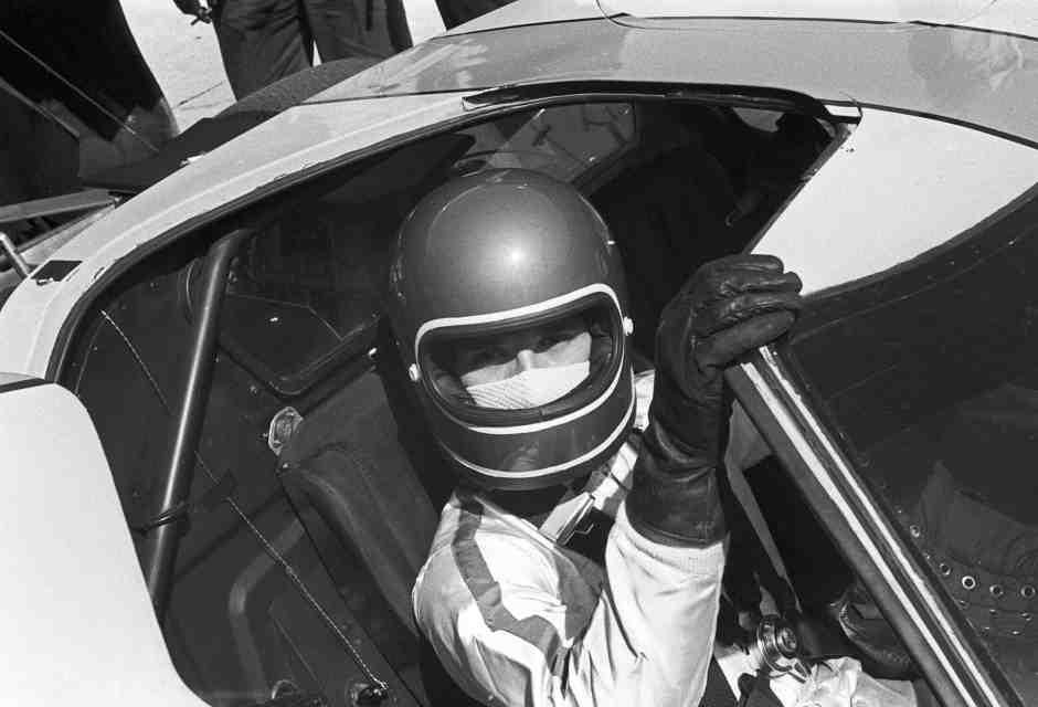 Contrordine compagni, l'automobile è tornata di moda (o almeno, torna a far discutere)