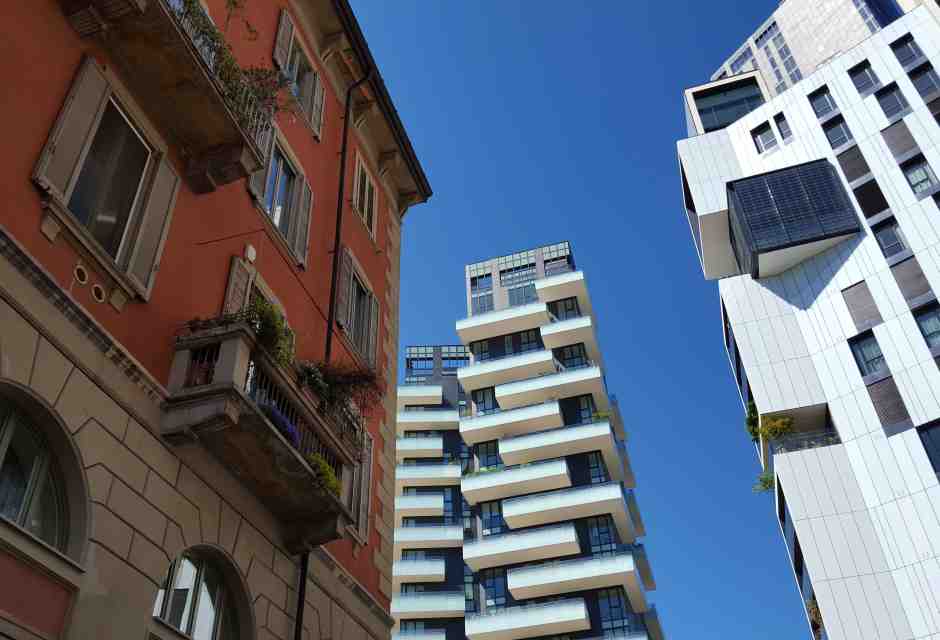 Il mattone è in bilico in mezzo mondo, ma l’Italia ha imparato la lezione