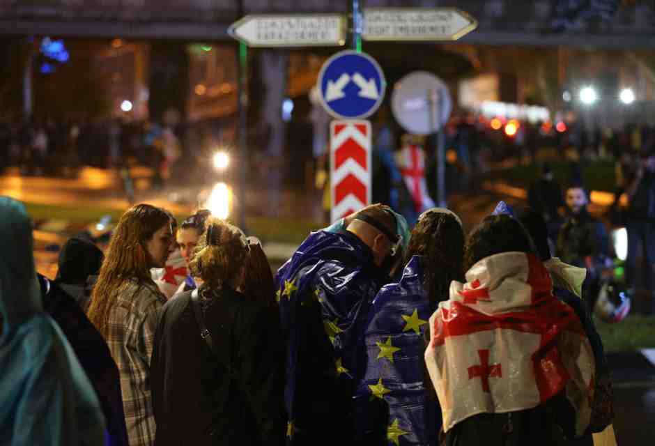 I migliaia di georgiani che "abbaiano" ai confini della Russia