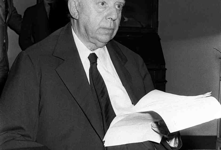 Cosa ci insegna il ritrovamento di un inedito di Montale all'Università di Pavia