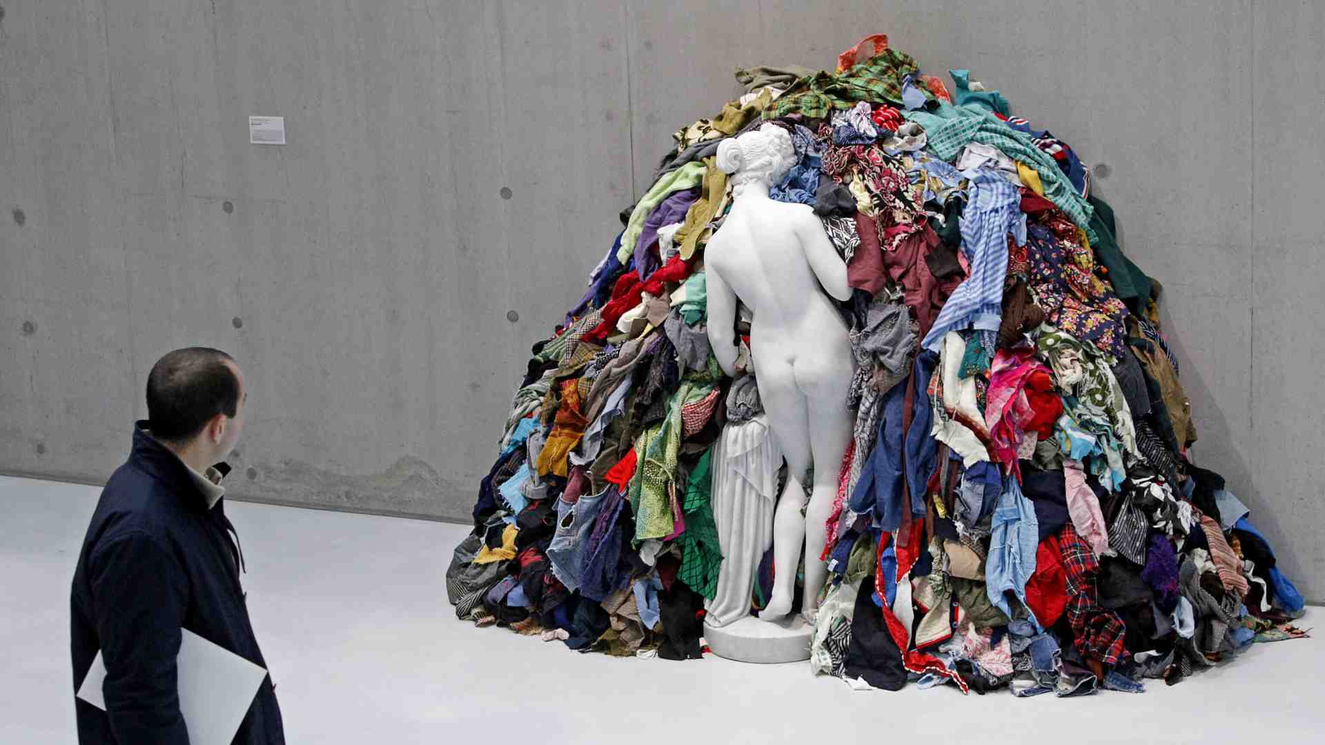 La "Venere degli stracci" è la più brutta scultura di artista italiano vivente