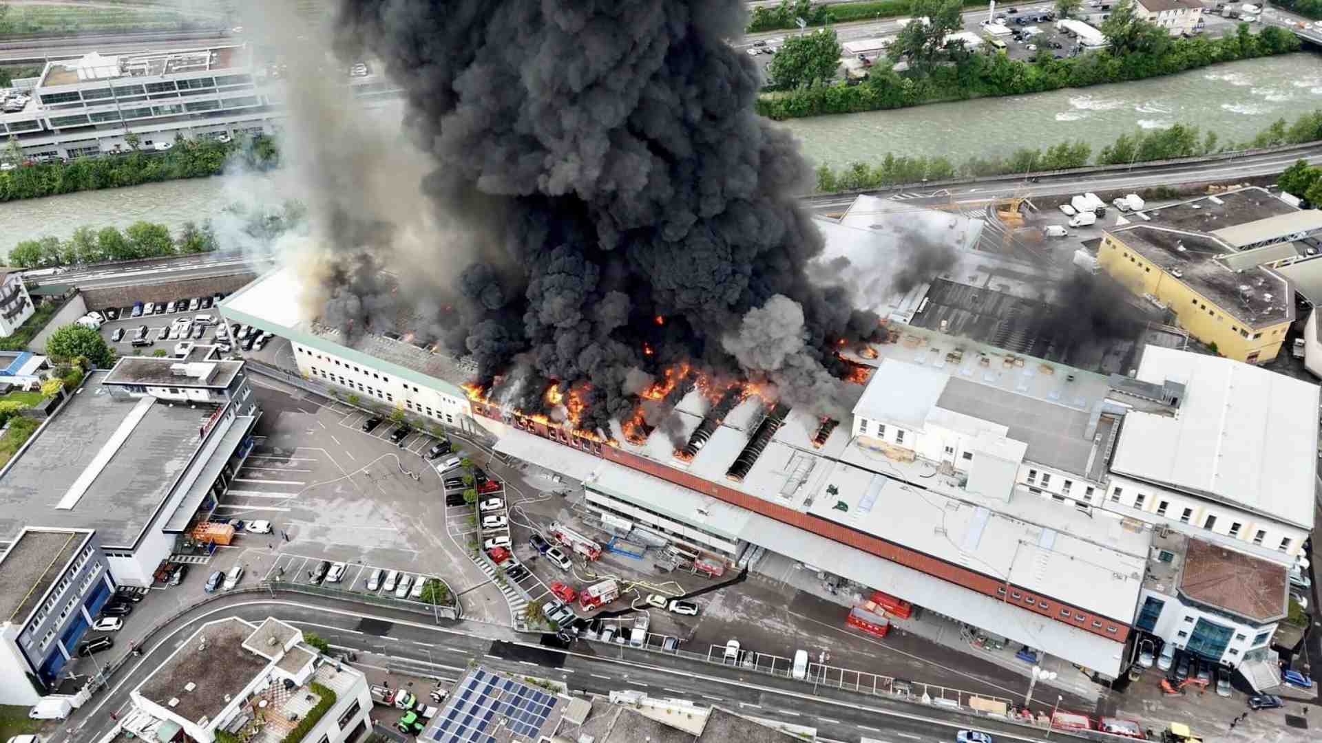 Il grande incendio nell'azienda di colonnine elettriche Alpitronic