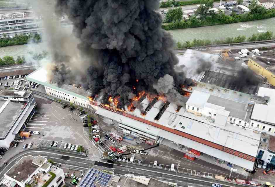 Il grande incendio nell'azienda di colonnine elettriche Alpitronic