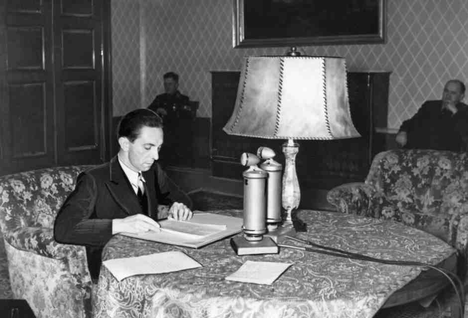 La villa fantasma (dove viveva Goebbels) da cui a Berlino tutti fuggono