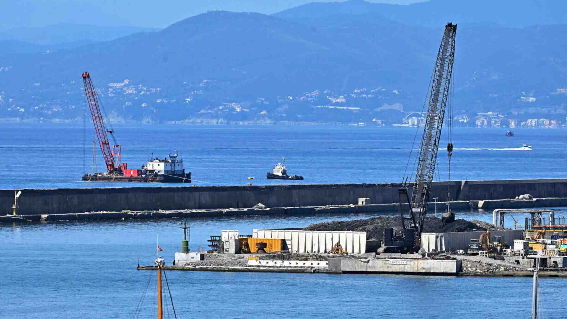Le mani sul porto di Genova