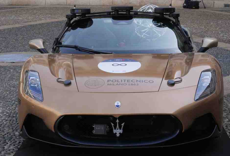 007 ha cambiato macchina. Viaggio sulla nuova Maserati elettrica e a guida autonoma