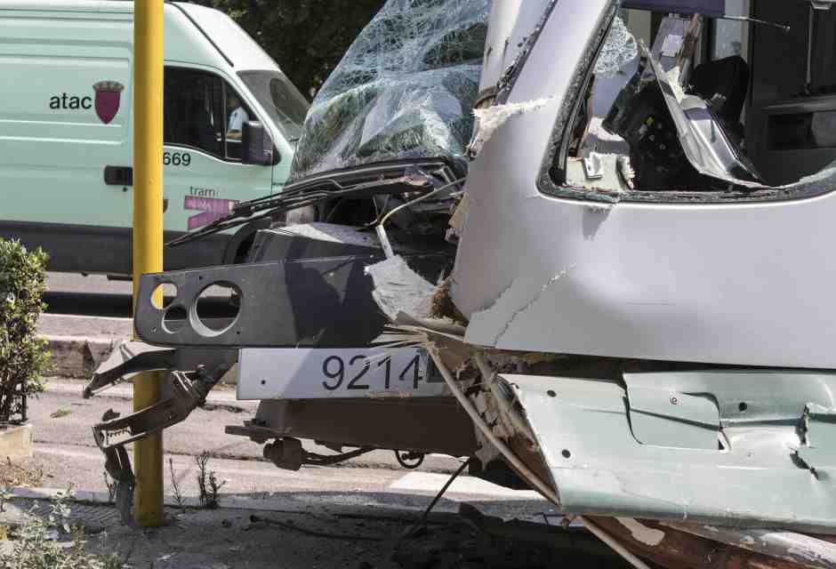 Cristo si è fermato su ponte Sublicio. Storia surreale di un tram