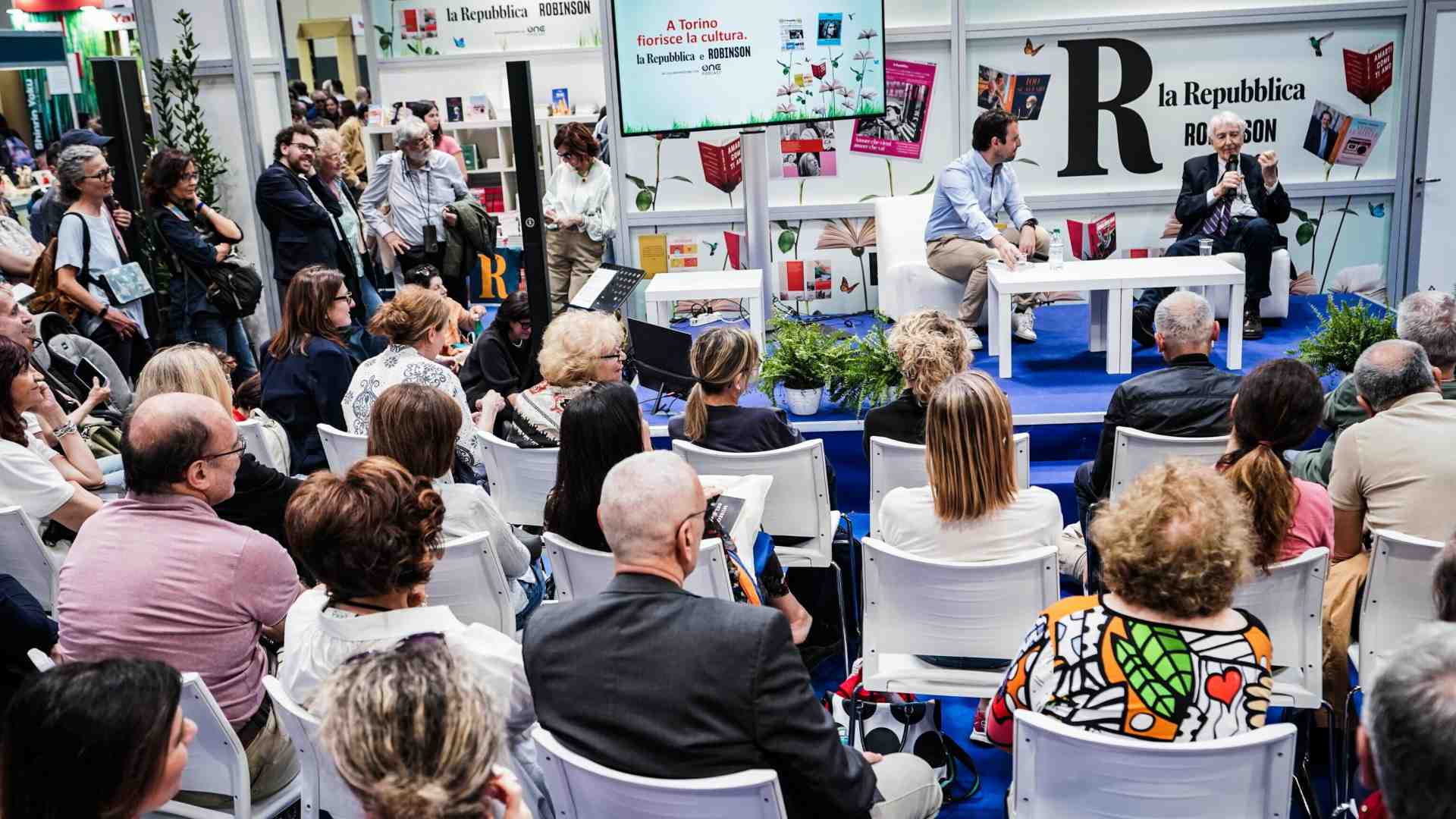 Il regime è talmente illiberale che tutti al Salone del libro denunciano di non poterlo denunciare