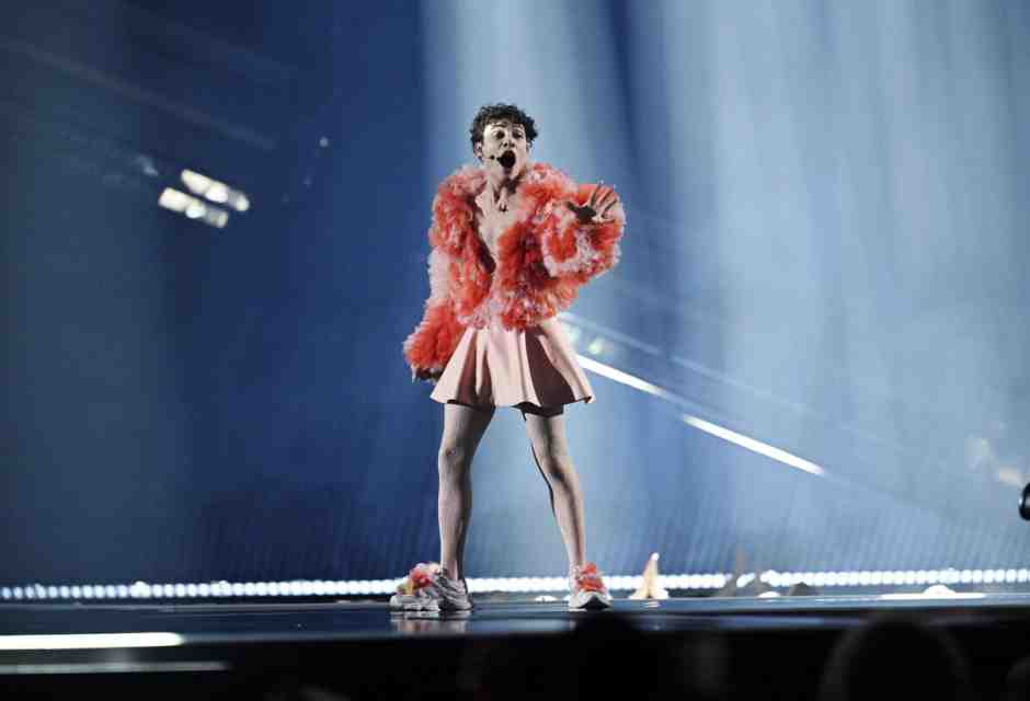 Donne, l'uomo che si mette la gonna vi impone i pantaloni