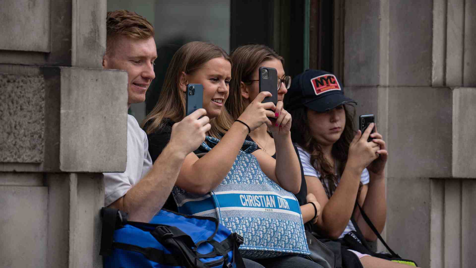 La deprimente generazione Z, compulsivamente ricurva sullo smartphone