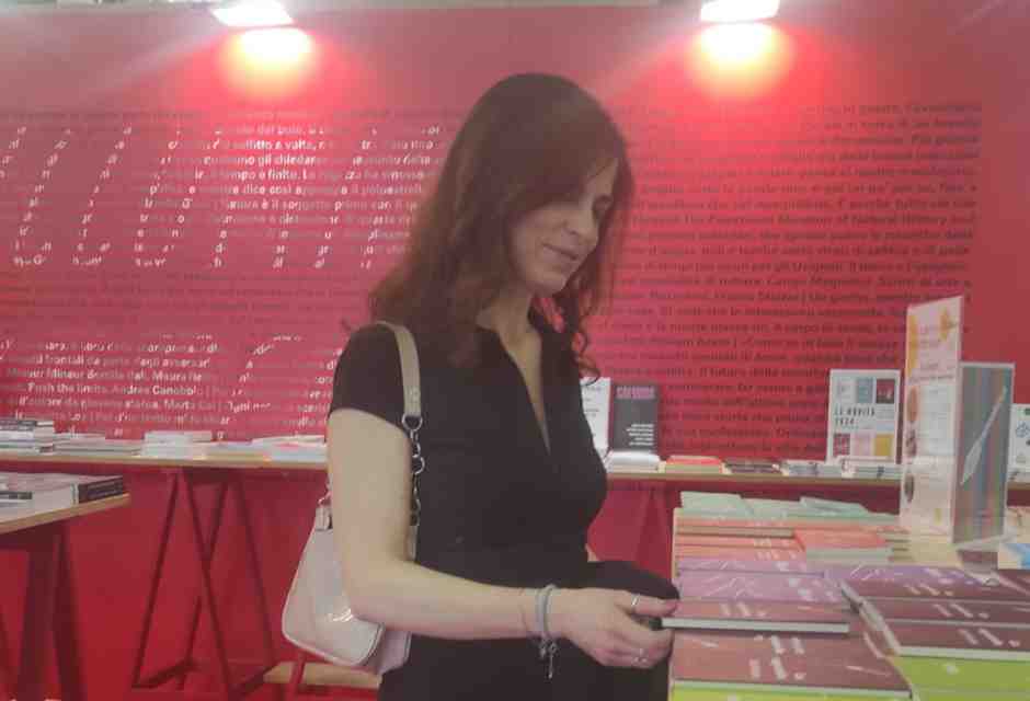 Dal letto alla chiesa, la letteratura fuori standard di Gilda Policastro