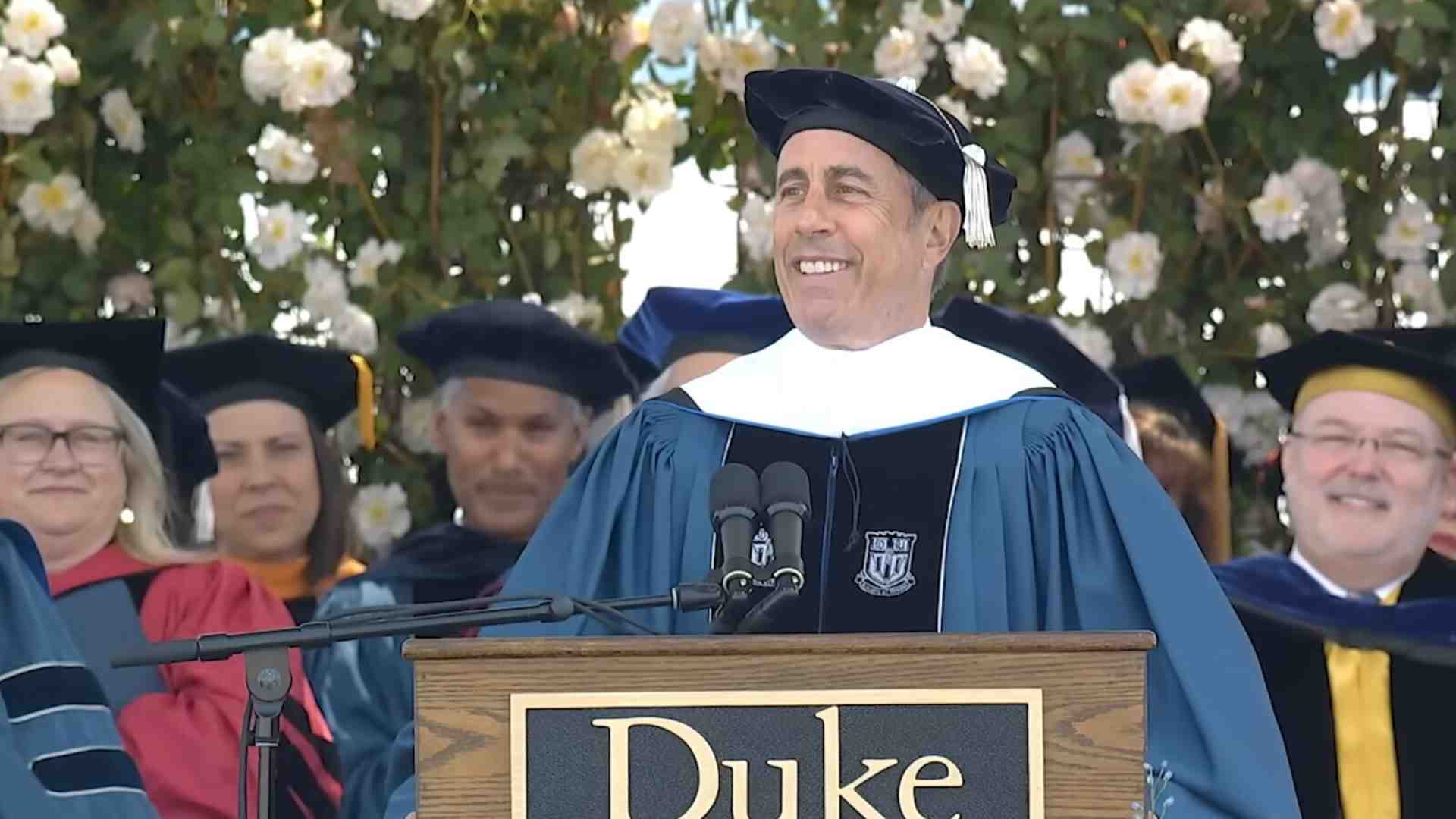 Lo splendido discorso di Jerry Seinfeld che alcuni laureati della Duke non hanno voluto ascoltare