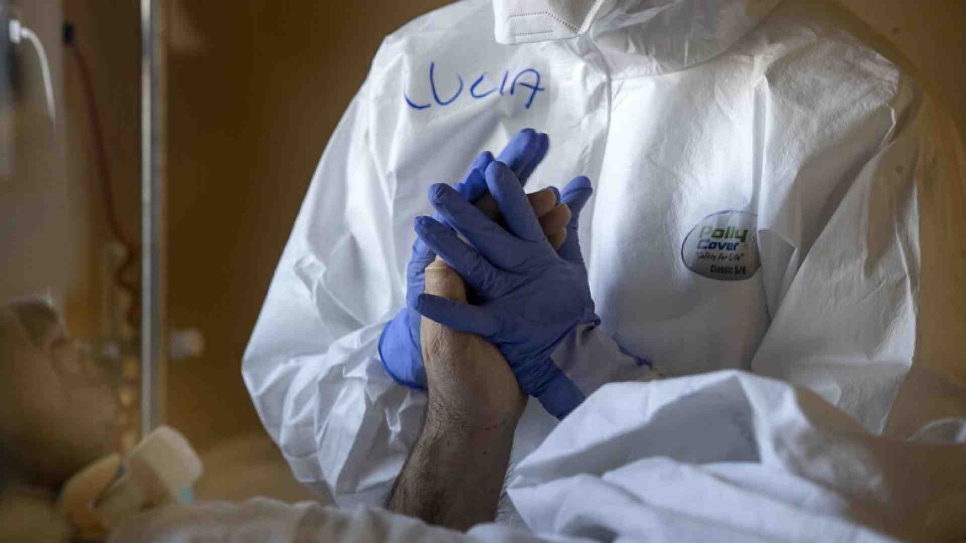 Democrazia e vaccini, i punti forti dell’occidente contro la pandemia