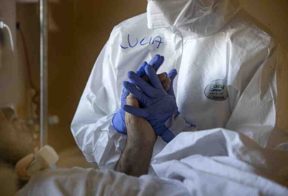 Democrazia e vaccini, i punti forti dell’occidente contro la pandemia