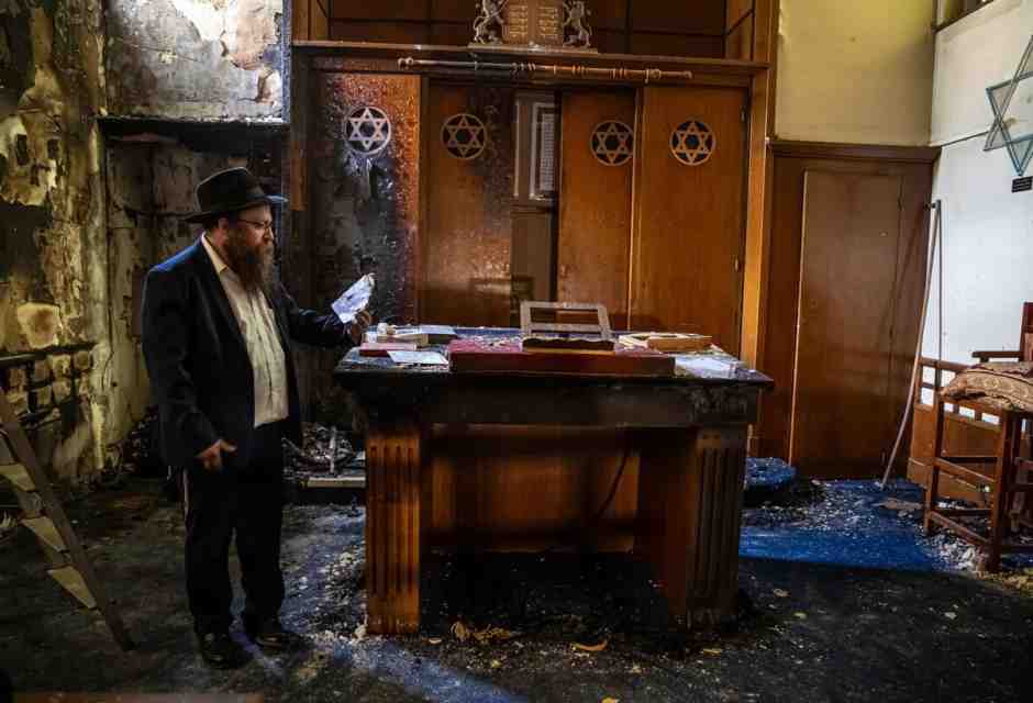 Sinagoga in fiamme nel nord della Francia. “Vogliono imporre un clima di terrore agli ebrei”