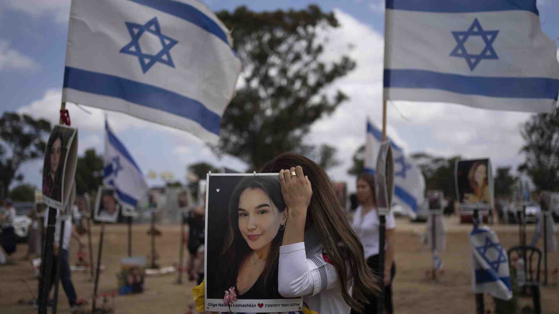Il silenzio del mondo della musica sul massacro al Nova Festival. Un neon