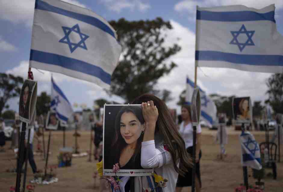 Il silenzio del mondo della musica sul massacro al Nova Festival. Un neon