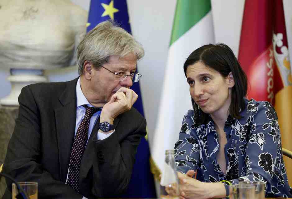 Schlein e Gentiloni insieme a Roma. Semantica sceneggiata di una leader stritolata dalle correnti