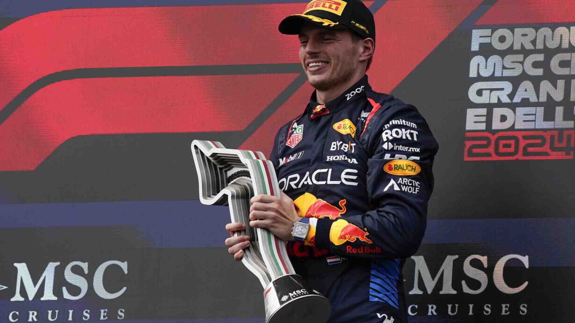 Gp di Imola, Verstappen resiste a Norris e vince. Terzo Leclerc