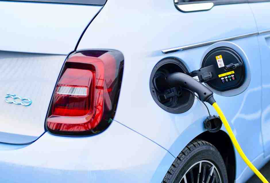 Auto elettriche a rilento in Italia, ma il governo è già al lavoro per tassarle