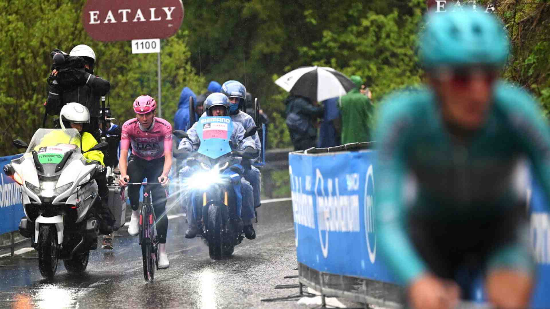 Giro d'Italia, la vittoria di Tadej Pogacar e quell'auspicio rosa tra le mani di Giulio Pellizzari
