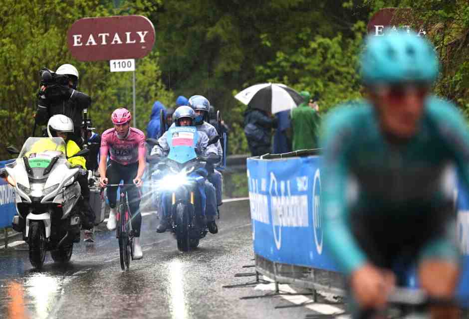 Giro d'Italia, la vittoria di Tadej Pogacar e quell'auspicio rosa tra le mani di Giulio Pellizzari