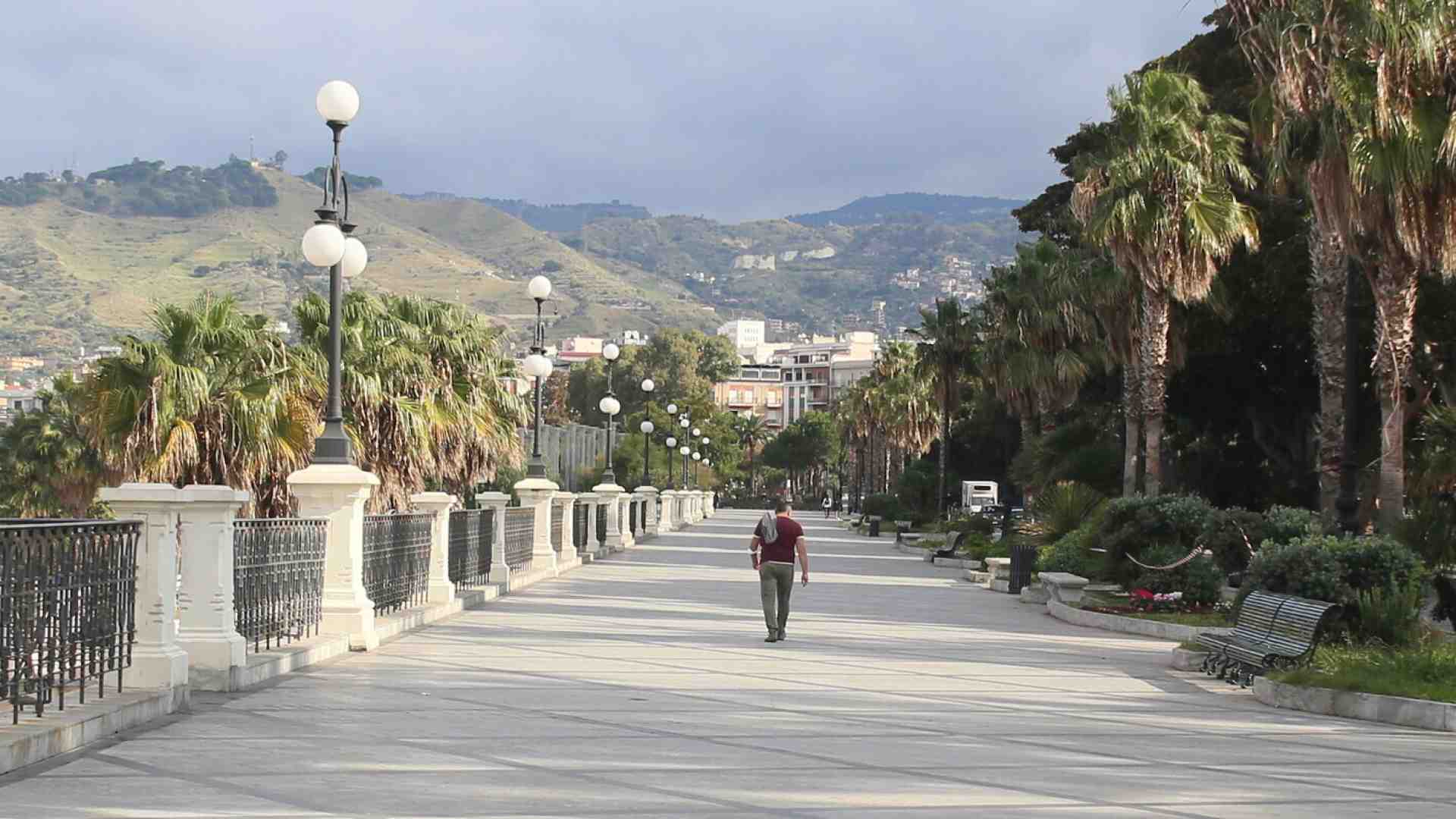 L'Italia in un treno che arriva a Reggio Calabria
