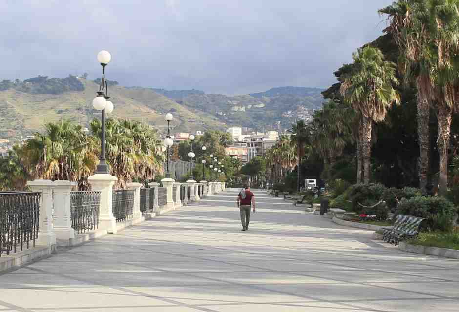 L'Italia in un treno che arriva a Reggio Calabria
