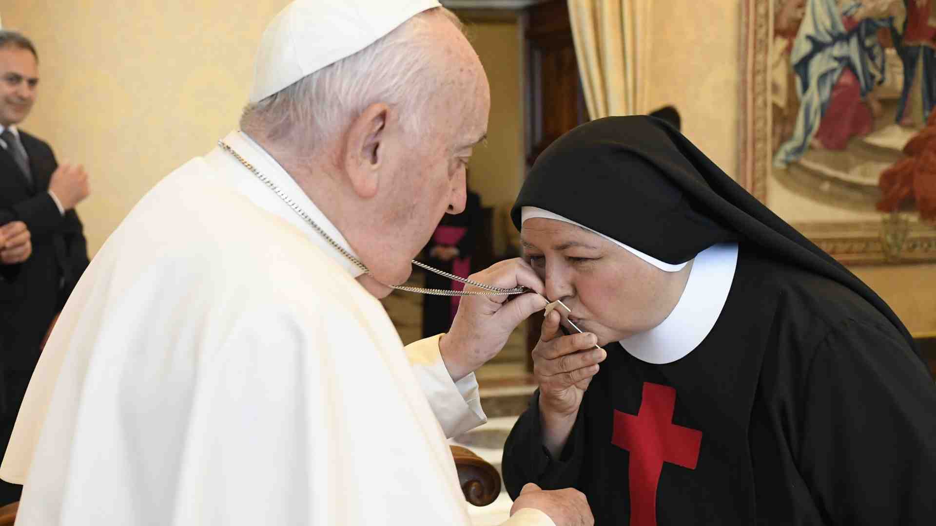 Il Papa chiude all'eventualità di avere delle donne diacono