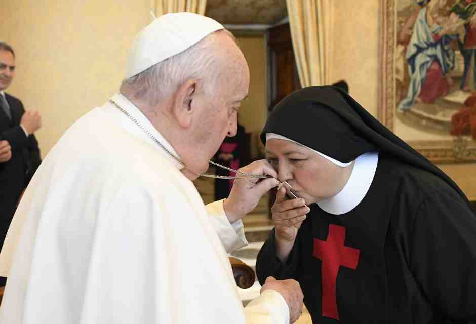 Il Papa chiude all'eventualità di avere delle donne diacono