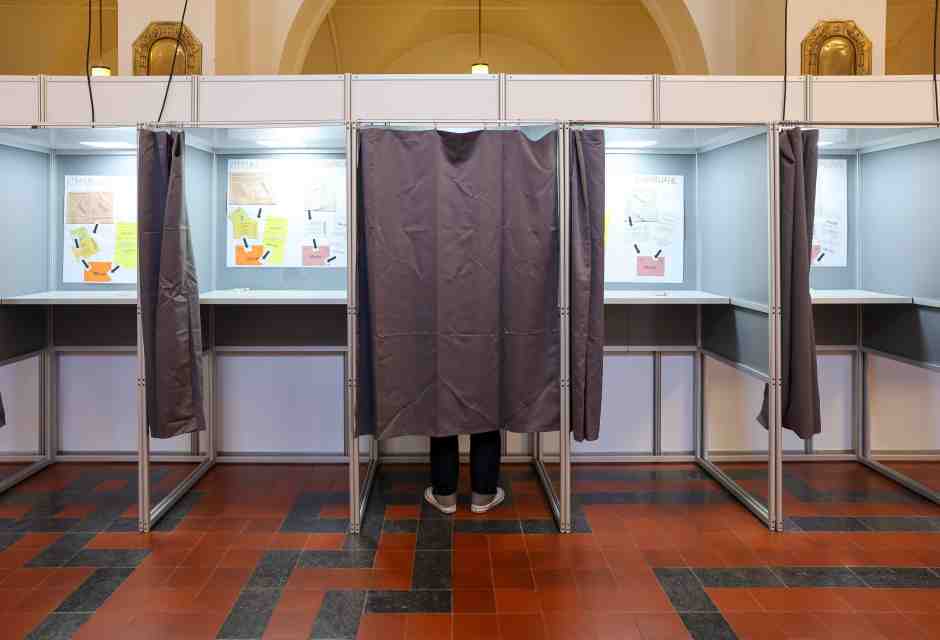 L'ultimo sondaggio prima delle europee: calo di FdI, mentre continua la crescita del Pd