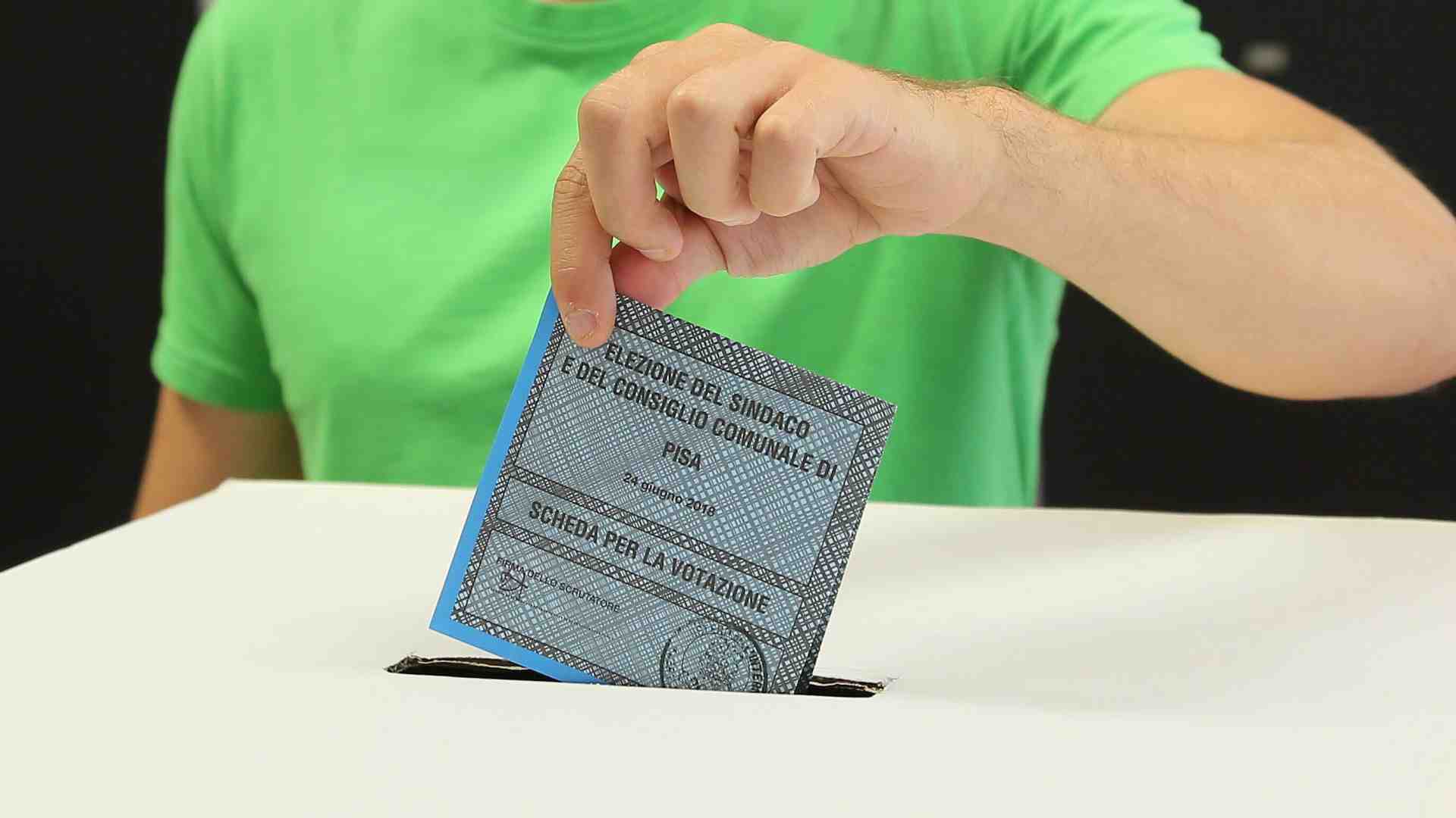 Sondaggi: lieve calo per Meloni, cresce il Pd