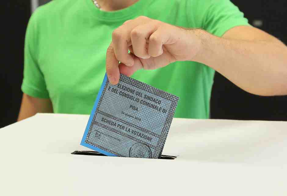 Sondaggi: lieve calo per Meloni, cresce il Pd