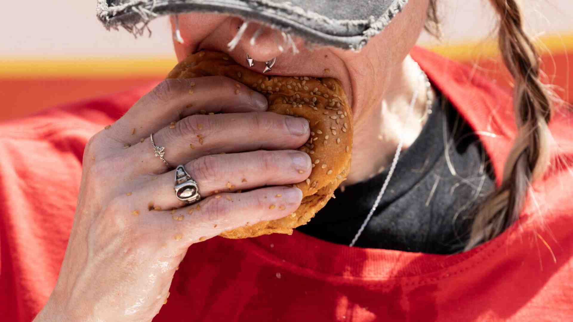 A "Un Posto al sole" se la prendono con i fast food