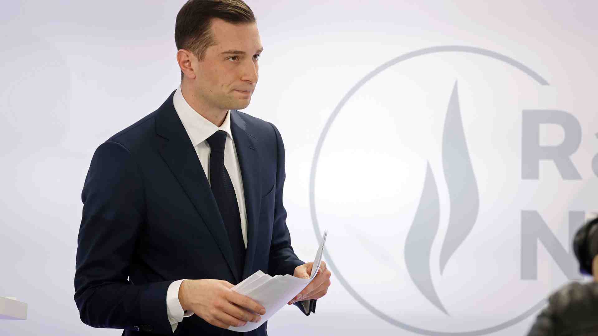 La giornalista Ariane Chemin ci accompagna nei racconti familiari di Jordan Bardella