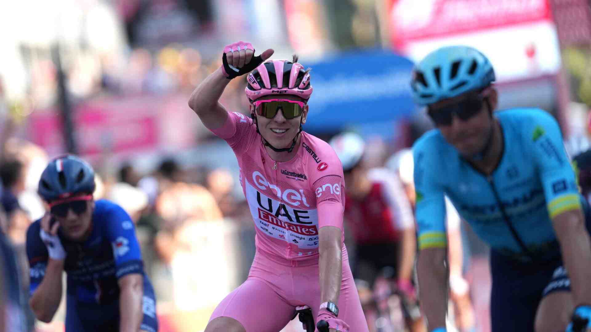 Giro d'Italia, i sampietrini di Roma tra Merlier e Merlier. Pogacar rosa Colosseo