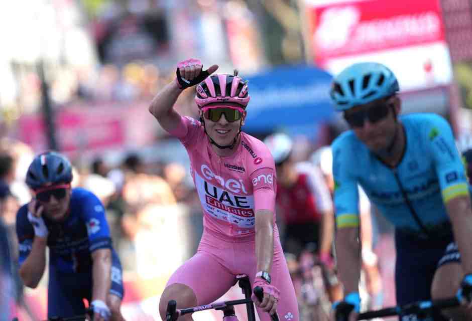 Giro d'Italia, i sampietrini di Roma tra Merlier e Merlier. Pogacar rosa Colosseo