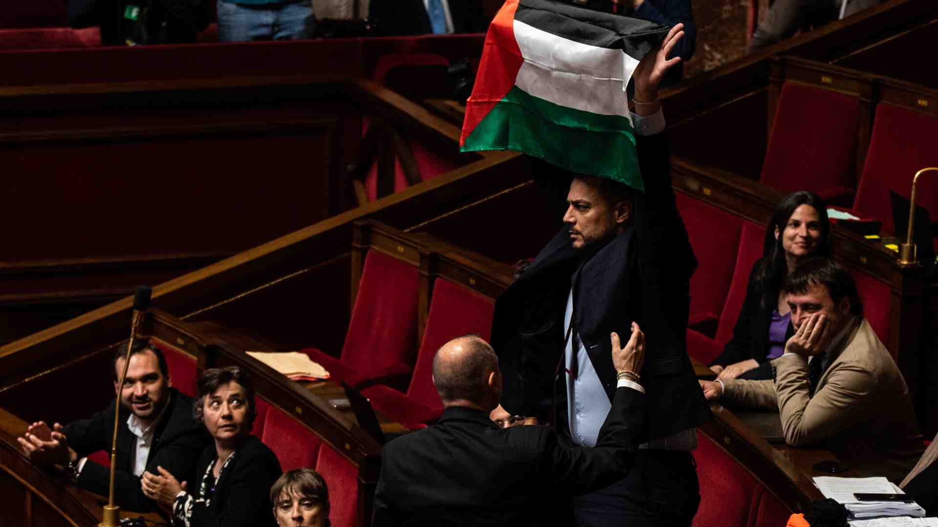 La France Insoumise porta le bandiere palestinesi dentro al Parlamento francese