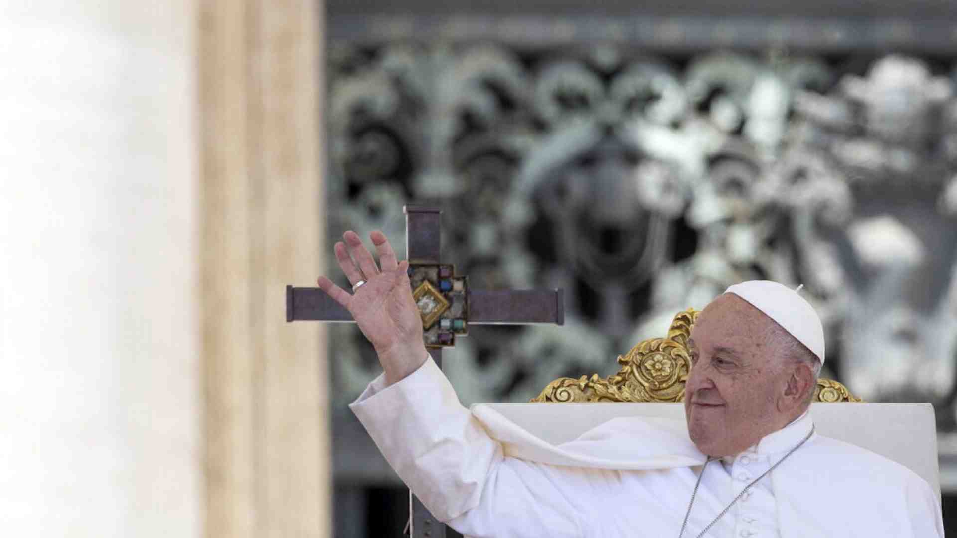 Le scuse di Papa Francesco dopo le parole sui gay: "Nella Chiesa c'è spazio per tutti"