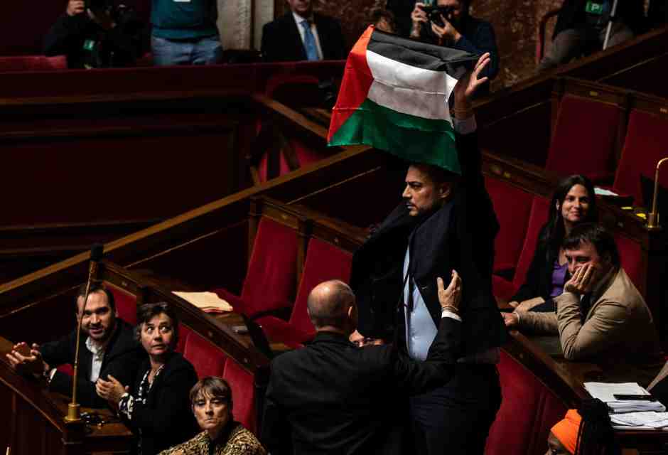 La France Insoumise porta le bandiere palestinesi dentro al Parlamento francese