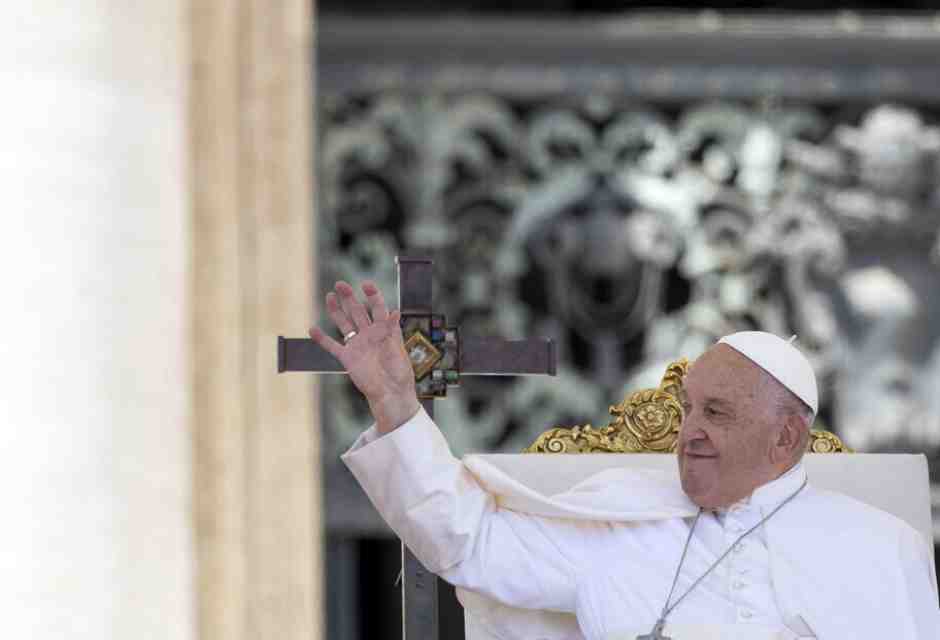 Le scuse di Papa Francesco dopo le parole sui gay: "Nella Chiesa c'è spazio per tutti"