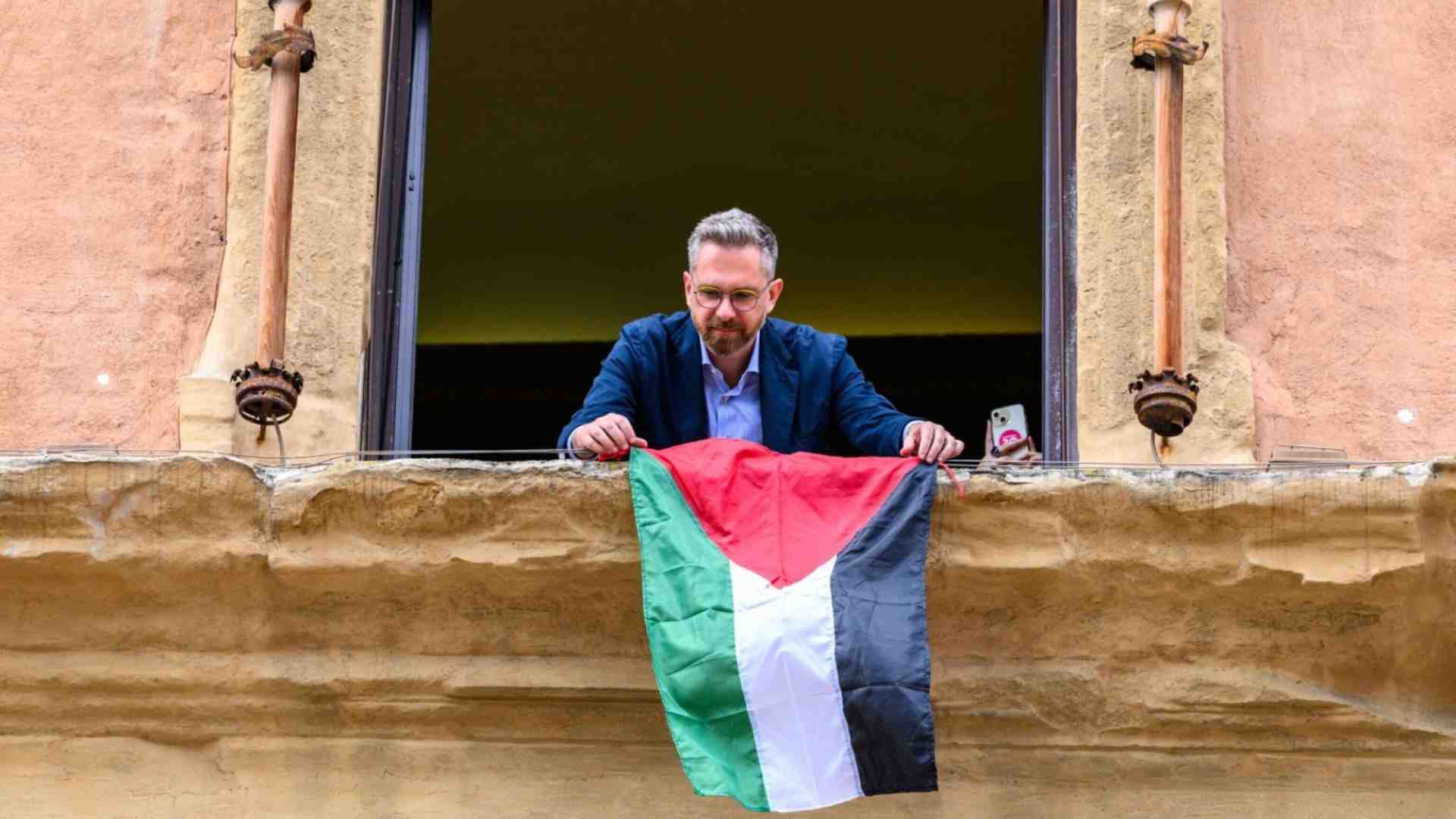 La bandiera della Palestina sulla facciata del comune di Bologna. Lepore: "Israele si fermi"