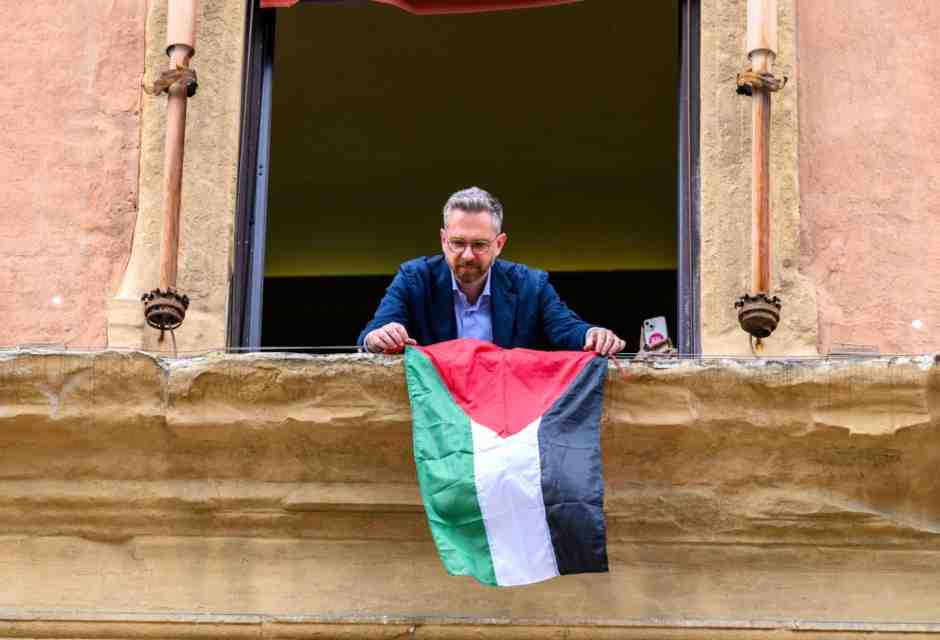 La bandiera della Palestina sulla facciata del comune di Bologna. Lepore: "Israele si fermi"