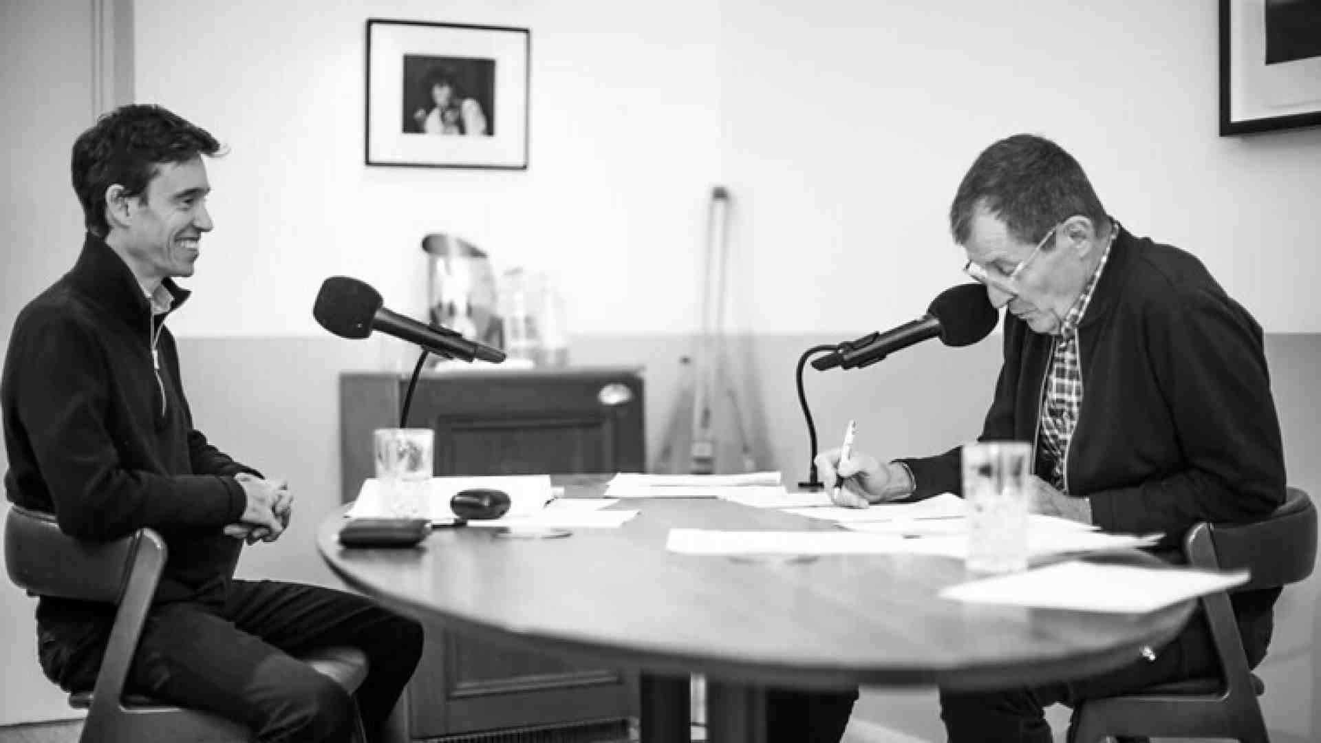 Il primo podcast politico inglese “The Rest is Politics” è ora sul Foglio. Dialoghi rossoblu sulle elezioni del 4 luglio