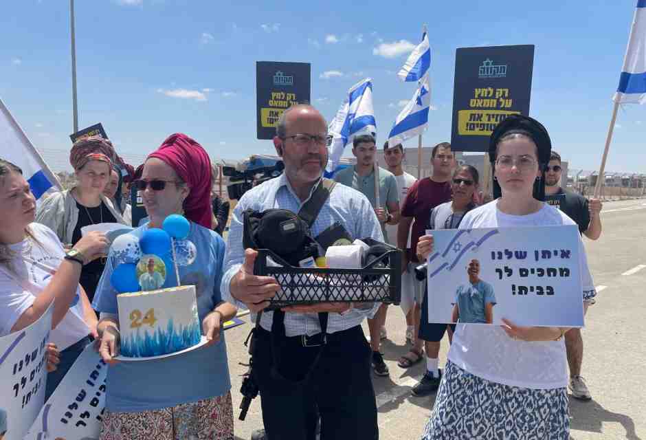 Al valico di Kerem Shalom, tra gli aiuti e i lamenti dei parenti degli ostaggi