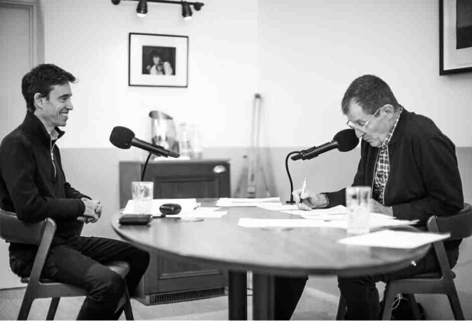 Il primo podcast politico inglese “The Rest is Politics” è ora sul Foglio. Dialoghi rossoblu sulle elezioni del 4 luglio