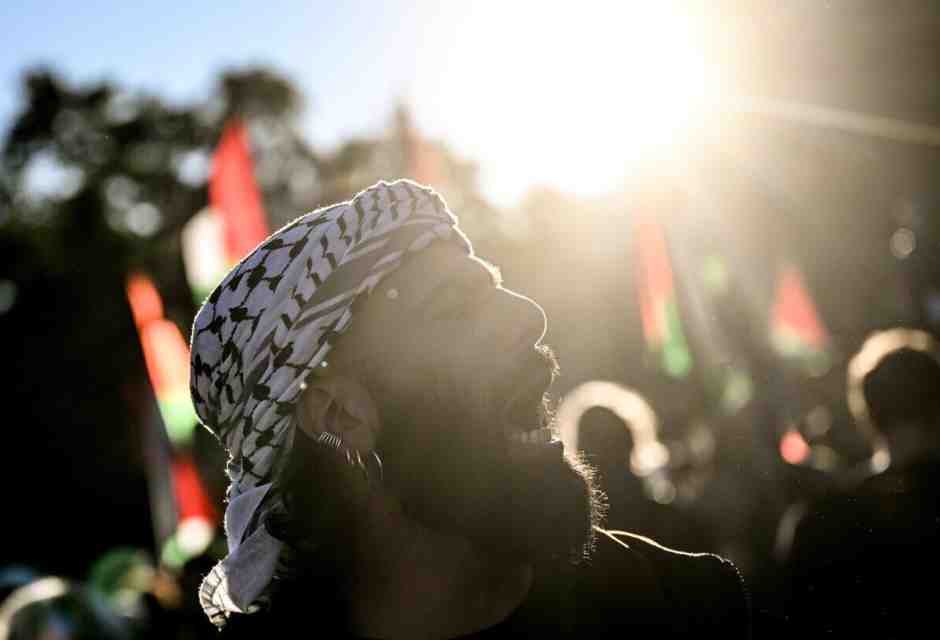 A Milano tutti in kefiah il sabato sera